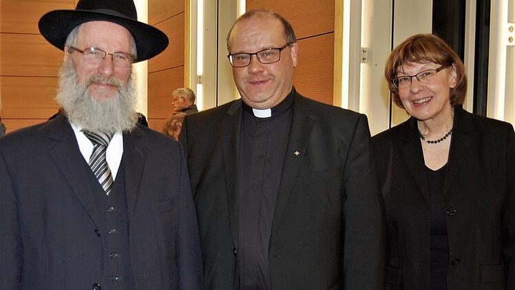 Rabbiner Jakov Ebert, Pfarrer Gerd Greier und Pfarrerin Christel Mebert gedachten der Opfer des Nazi-Regimes. Foto: Sigismund von Dobschütz