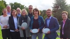 Der Sanierungspreis 2017 wurde verliehen für besonders gelungene Sanierungen. Das Bild zeigt (von links) Innenentwicklungsberaterin und Allianzmanagerin Michaela Schleiffer, Bischofheims Bürgermeister Georg Seiffert, Sandbergs Bürgermeisterin Sonja Reubelt, Schönaus Bürgermeister Rudi Zehe, Barbara und Jürgen Geis, Monika Rössler und Thomas Rott sowie die Vorsitzende der Kreuzbergallianz, Oberelsbachs Bürgermeisterin Birgit Erb.   Marion Eckert