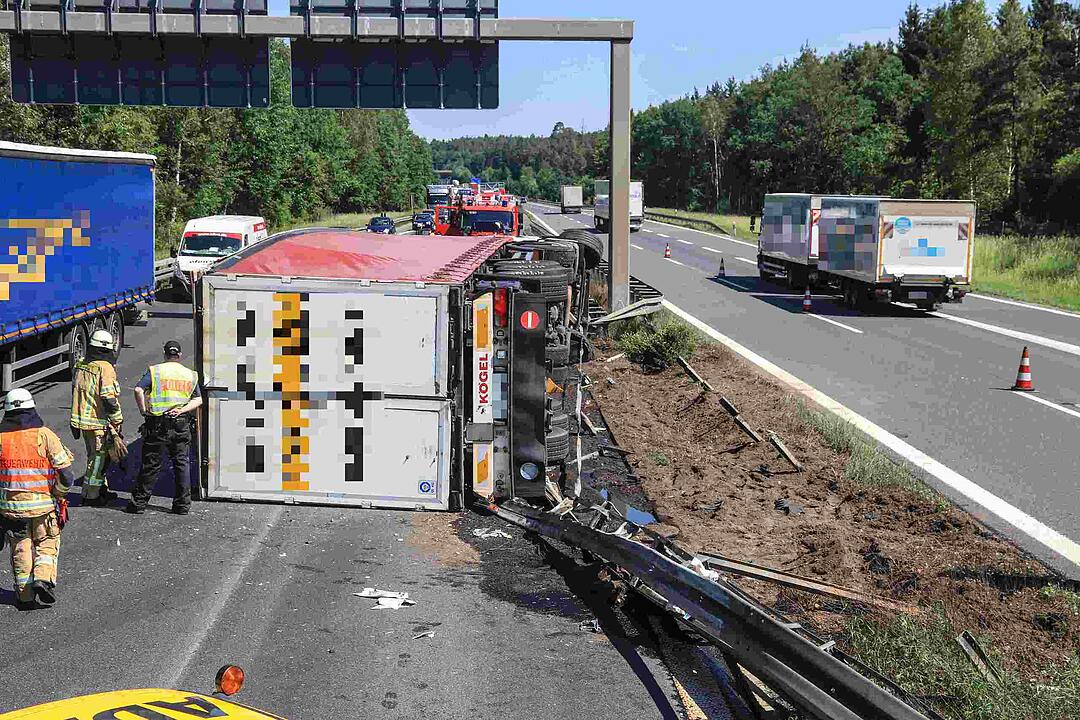Reifen platzt: Lkw durchbricht auf A73 bei Bamberg Mittelleitplanke