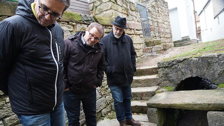 Planer Valtin Dietz, Hans Jörg Kaiser von der Verwaltung und Bürgermeister August Weingart halten Ausschau nach Forellen.Foto: Arkadius Guzy