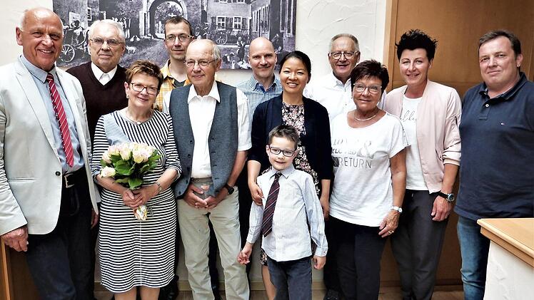 Mit Liesel Hereth (Dritte von links) feierte kürzlich eine beliebte Gastwirtin in Wirsberg ihren 70. Geburtstag. Foto: Werner Reißaus