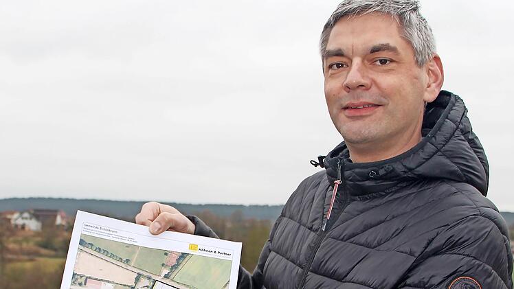 Bürgermeister Dirk Friesen zeigt die Pläne.