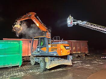 Güterwaggon brennt in Lichtenfels - Feuerwehr verwendet ungewöhnliche Methode
