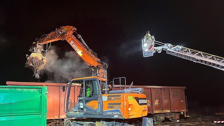 Güterwaggon brennt in Lichtenfels - Feuerwehr verwendet ungewöhnliche Methode