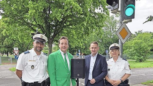 Die Polizeihauptmeister Alexander Hermann (l.) und Tanja Düring (r.) mit dem Vorsitzenden der Kreisverkehrswacht Bamberg, Matthias Wenninger (Zweiter von links) und Bürgermeister Johannes Maciejonczyk bei der Übergabe der neuen Lautsprecheranlage.