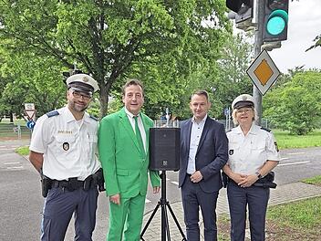 Die Polizeihauptmeister Alexander Hermann (l.) und Tanja Düring (r.) mit dem Vorsitzenden der Kreisverkehrswacht Bamberg, Matthias Wenninger (Zweiter von links) und Bürgermeister Johannes Maciejonczyk bei der Übergabe der neuen Lautsprecheranlage.