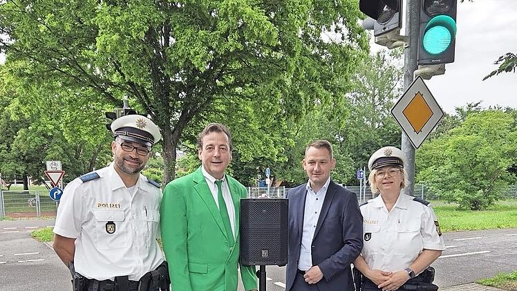 Die Polizeihauptmeister Alexander Hermann (l.) und Tanja Düring (r.) mit dem Vorsitzenden der Kreisverkehrswacht Bamberg, Matthias Wenninger (Zweiter von links) und Bürgermeister Johannes Maciejonczyk bei der Übergabe der neuen Lautsprecheranlage.