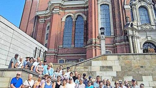 Die Chorgemeinschaft Thulba stellte sich auf ihrer Hamburg-Reise vor St. Michaelis zum Erinnerungsfoto.