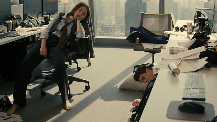 AJ (Ella Hunt) hat von ihrem Gro&szlig;raumb&uuml;ro in einer Finance-Klitsche zwar einen grandiosen Blick auf Manhattan, doch was nutzt es, wenn man so viel arbeitet, dass man irgendwann im Sitzen einschl&auml;ft?