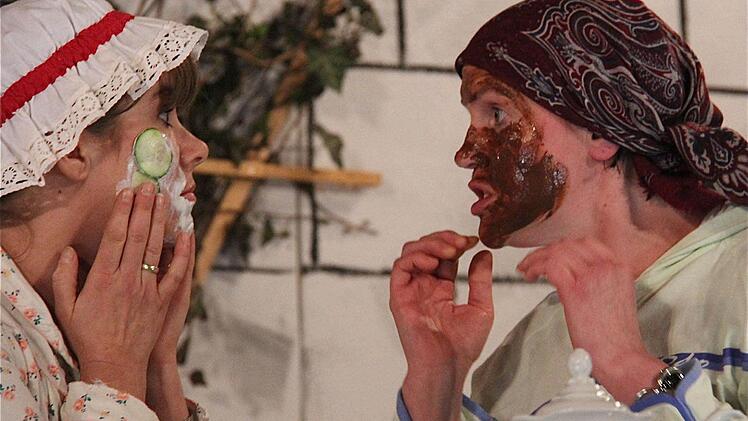 Die Welt der Schönheitsmasken bereicherten Martina Lotze und Barbara Stockmann.