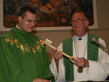 Pfarrer Michael Leicht (links) bei seiner Amtseinführung durch Dekan Hans Roppelt vor knapp zwei Jahren. Leicht ist völlig überraschend im Alter von 36 Jahren gestorben.  Foto: Archiv/Sonja Adam