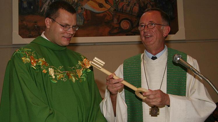 Pfarrer Michael Leicht (links) bei seiner Amtseinführung durch Dekan Hans Roppelt vor knapp zwei Jahren. Leicht ist völlig überraschend im Alter von 36 Jahren gestorben.  Foto: Archiv/Sonja Adam