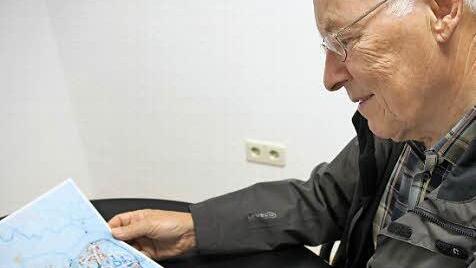 Johannes Becker erläutert seinen Plan der Stadt um 1400. Foto: H. Beudert