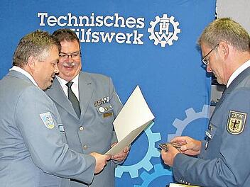 Geschäftsführer Curd-Wernher Mohr (Mitte) und Ortsbeauftragter Manfred Pelkner (rechts) überreichen Stefan Geuß Urkunde und Einsatzmedaille. Insgesamt wurden 22 Bad Staffelsteiner THWler mit der Auszeichnung geehrt.  Fotos: Daniel Schnell