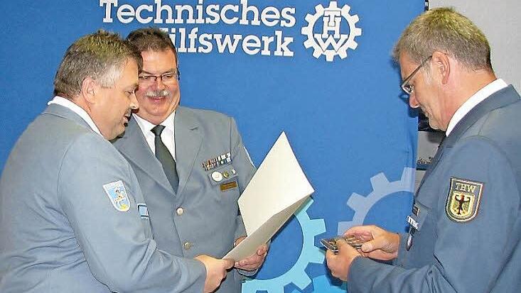 Geschäftsführer Curd-Wernher Mohr (Mitte) und Ortsbeauftragter Manfred Pelkner (rechts) überreichen Stefan Geuß Urkunde und Einsatzmedaille. Insgesamt wurden 22 Bad Staffelsteiner THWler mit der Auszeichnung geehrt.  Fotos: Daniel Schnell
