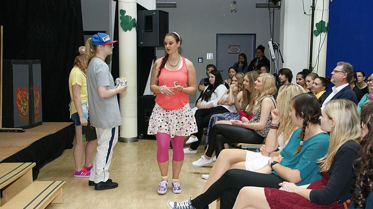 Ganz nah dran war das Publikum bei den Aufführungen der Mit-Studierenden - was die Nervosität manches Akteurs nicht gerade minderte. Doch alle Schauspieler ernteten begeisterten Applaus. Foto: Sabine Weinbeer