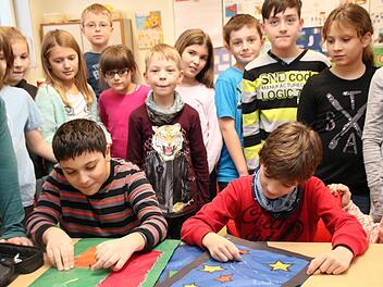 Die Kinder der 4a und 4b haben die Adventsfenster gebastelt.