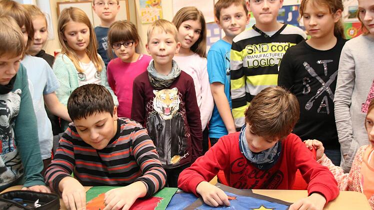 Die Kinder der 4a und 4b haben die Adventsfenster gebastelt.