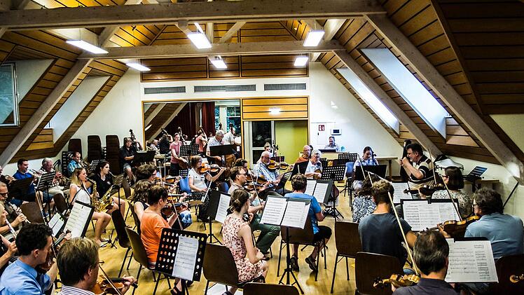 Intensiv bereitet sich das Orchester der "Musikfreunde Neustadt" auf sein Open-Air-Konzert am Sonntag (3. Juli) im Freibad vor.Foto: Jochen Berger