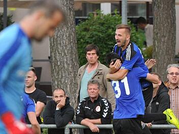 Senad Bajric lässt sich feiern: Der Jahn-Stürmer hatte in der 57. Minute das 4:2 für Forchheim gegen den SC Feucht markiert. Die Zuschauer im Hintergrund nehmen es wenig freudig zur Kenntnis.  Foto: Sportfoto Zink