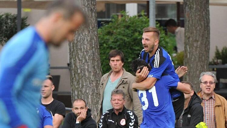 Senad Bajric lässt sich feiern: Der Jahn-Stürmer hatte in der 57. Minute das 4:2 für Forchheim gegen den SC Feucht markiert. Die Zuschauer im Hintergrund nehmen es wenig freudig zur Kenntnis.  Foto: Sportfoto Zink