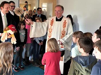 Dekan Hans Roppelt spendete den kirchlichen Segen für den neuen Kinderhort im Mainleuser Rathaus.Werner Reißaus