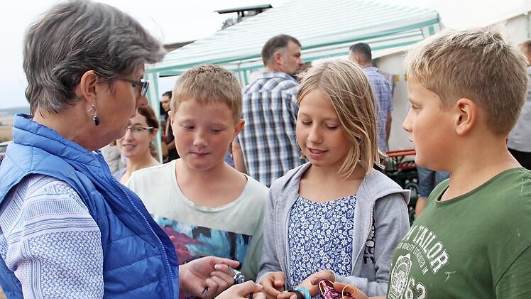 Jeremy, Hanna und Jemy zeigen Verwaltungskraft Uschi Sünkel (links) ihre Bastelarbeiten.  Foto: Gerda Völk