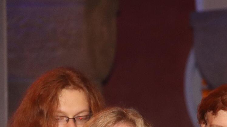 Alt und Jung singen begeistert zusammen Foto: Johanna Blum