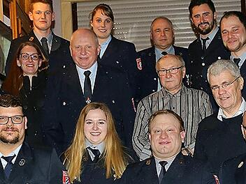 In der Jahreshauptversammlung wurden die Feuerwehrf&uuml;hrung und der Vereinsvorsitz neu besetzt sowie Mitglieder geehrt: (hinten von links) Max Hauptmann (Beisitzer), Mara Moritz (Kassenpr&uuml;ferin), G&uuml;nther B&ouml;hmer (Kassier), Fabian Sch&uuml;tz (Schriftf&uuml;hrer), Benjamin Ellner (bisheriger Kommandant); (zweite Reihe von links) Simon Richard Sch&uuml;tz (Zweiter Kommandant), Daniela Braun (Beisitzerin), Richard Ellner (neues Ehrenmitglied), Andreas Dauer (neues Ehrenmitglied), B&uuml;rgermeister Bernhard Storath; (...