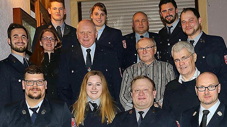 In der Jahreshauptversammlung wurden die Feuerwehrf&uuml;hrung und der Vereinsvorsitz neu besetzt sowie Mitglieder geehrt: (hinten von links) Max Hauptmann (Beisitzer), Mara Moritz (Kassenpr&uuml;ferin), G&uuml;nther B&ouml;hmer (Kassier), Fabian Sch&uuml;tz (Schriftf&uuml;hrer), Benjamin Ellner (bisheriger Kommandant); (zweite Reihe von links) Simon Richard Sch&uuml;tz (Zweiter Kommandant), Daniela Braun (Beisitzerin), Richard Ellner (neues Ehrenmitglied), Andreas Dauer (neues Ehrenmitglied), B&uuml;rgermeister Bernhard Storath; (...