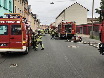 In der Folge eines Brandes in einem Anbau eines Mehrfamilienhauses in Rehau (Oberfranken) wurden insgesamt drei Wohnhäuser beschädigt und ein Mensch verletzt. Foto: News5/Fricke