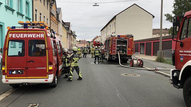 In der Folge eines Brandes in einem Anbau eines Mehrfamilienhauses in Rehau (Oberfranken) wurden insgesamt drei Wohnhäuser beschädigt und ein Mensch verletzt. Foto: News5/Fricke