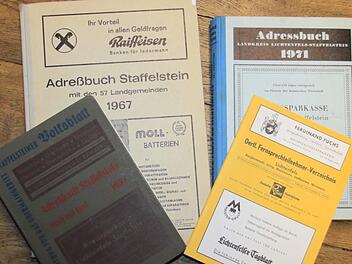 Spaß macht die Lektüre alter Staffelsteiner Adressbücher (von links im Uhrzeigersinn) aus den Jahren 1957, 1967, 1971 und 1950. Foto: Matthias Einwag