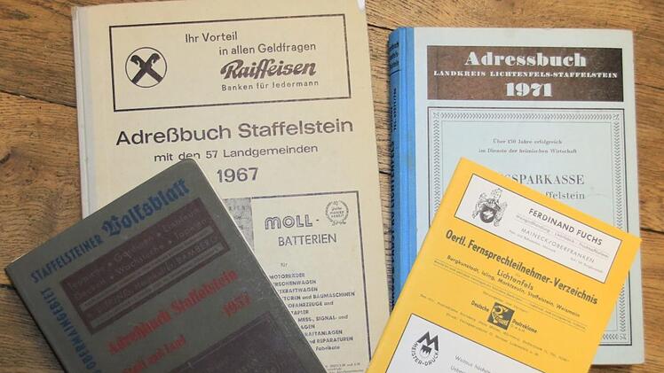 Spaß macht die Lektüre alter Staffelsteiner Adressbücher (von links im Uhrzeigersinn) aus den Jahren 1957, 1967, 1971 und 1950. Foto: Matthias Einwag