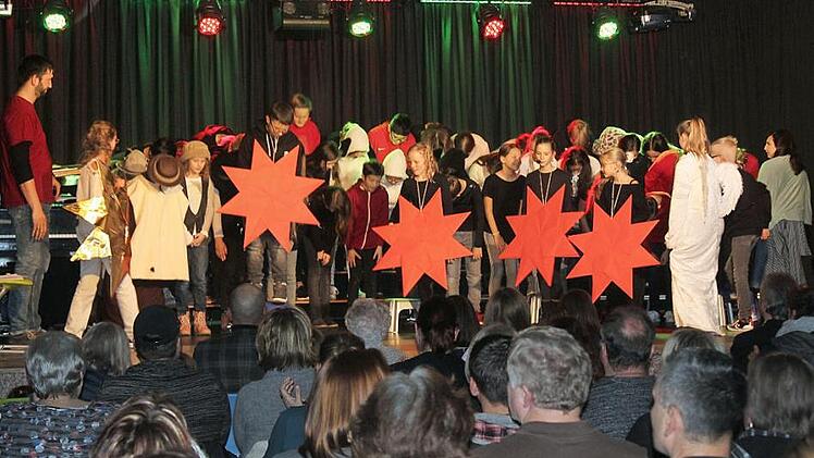 Eine besondere Geschichte brachten die Chorklassen 5a/b bei ihrem Mini-Musical "Der neue Stern" auf die Bühne. Foto: Günther Geiling