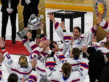 Die Neuenmarkterin Yvonne Rothemund (hinten, Mitte) reckt die H&auml;nde zum Himmel - sie ist zum siebten Mal Deutsche Eishockey-Meisterin.