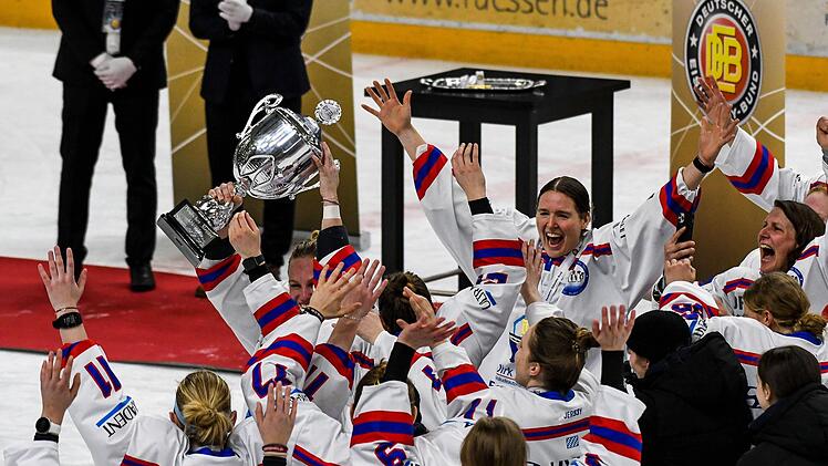 Die Neuenmarkterin Yvonne Rothemund (hinten, Mitte) reckt die Hände zum Himmel - sie ist zum siebten Mal Deutsche Eishockey-Meisterin.
