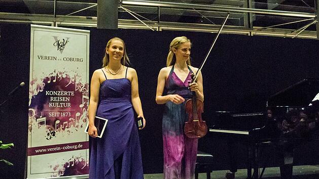 Reichlich Applaus verdienten sich die Schwestern Magdalena und MAriella Haubs (von links) bei ihrem Auftritt beim Coburger "Verein".Foto: Jochen Berger