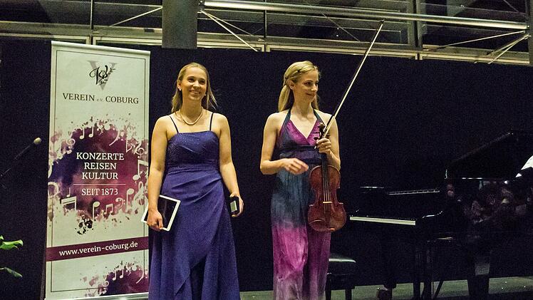 Reichlich Applaus verdienten sich die Schwestern Magdalena und MAriella Haubs (von links) bei ihrem Auftritt beim Coburger "Verein".Foto: Jochen Berger
