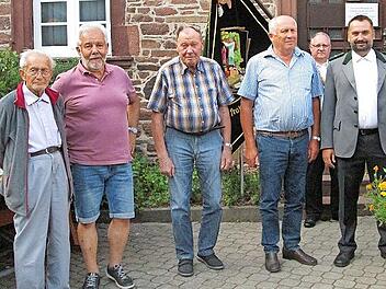 Sch&uuml;tzenmeister Alexander Porkristl (rechts) w&uuml;rdigte die Gr&uuml;nderv&auml;ter von 1972 mit der Ehrenurkunde und einem Pr&auml;sentkorb (von links) Armin H&uuml;fner, Herbert Edelmann, Edgar Emmert und Engelbert Denk.