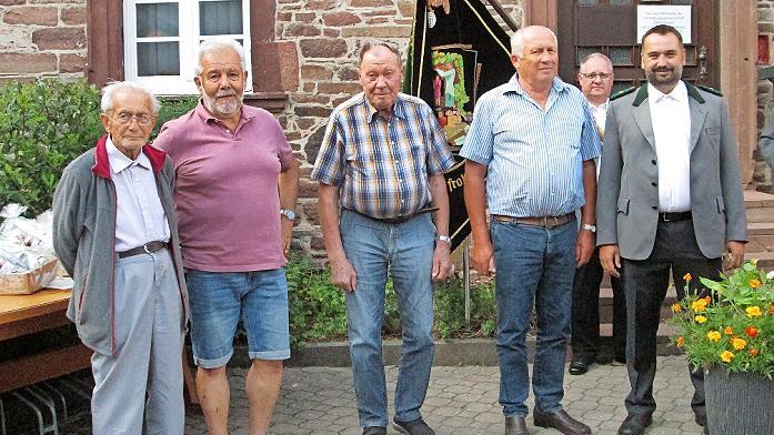 Sch&uuml;tzenmeister Alexander Porkristl (rechts) w&uuml;rdigte die Gr&uuml;nderv&auml;ter von 1972 mit der Ehrenurkunde und einem Pr&auml;sentkorb (von links) Armin H&uuml;fner, Herbert Edelmann, Edgar Emmert und Engelbert Denk.