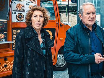 Die Wiener Buddies Moritz Eisner (Harald Krassnitzer) und Bibi Fellner (Adele Neuhauser) ermitteln am China-Imbiss. Ihr "Tatort: Messer" spielt allerdings am anderen Ende des gastronomischen Anspruchsdenkens. Der Chef des Sterne- oder Haubenrestaurants "Efeukron" wurde erstochen. In seiner Küchenbrigade finden sich viele Verdächtige.