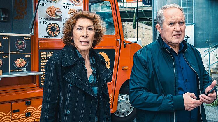 Die Wiener Buddies Moritz Eisner (Harald Krassnitzer) und Bibi Fellner (Adele Neuhauser) ermitteln am China-Imbiss. Ihr "Tatort: Messer" spielt allerdings am anderen Ende des gastronomischen Anspruchsdenkens. Der Chef des Sterne- oder Haubenrestaurants "Efeukron" wurde erstochen. In seiner Küchenbrigade finden sich viele Verdächtige.