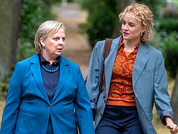 Sie teilen ihre Kanzlei, aber nicht immer dieselbe Meinung: Robert Lieblings Enkelin, die Junganwältin Lisa (Luise von Finckh, rechts), und Talia Jahnka(Gabriela Maria Schmeide). Über Letztere erfährt man im dritten Film der Reihe erstmals Genaueres aus ihrer DDR-Vergangenheit, die sie gerne vertuscht.