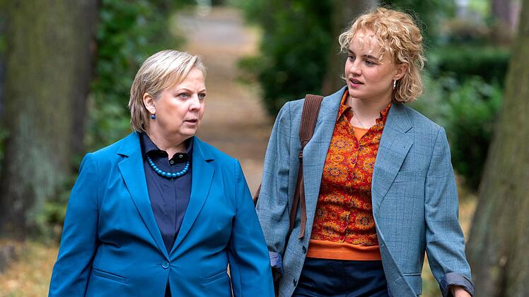 Sie teilen ihre Kanzlei, aber nicht immer dieselbe Meinung: Robert Lieblings Enkelin, die Junganwältin Lisa (Luise von Finckh, rechts), und Talia Jahnka(Gabriela Maria Schmeide). Über Letztere erfährt man im dritten Film der Reihe erstmals Genaueres aus ihrer DDR-Vergangenheit, die sie gerne vertuscht.