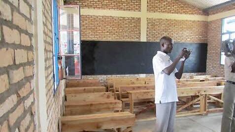 In Räumen aus gebrannten Ziegeln, mit Fenster,  neuen Bänken und einem festen Fußboden werden die Kinder künftig unterrichtet.