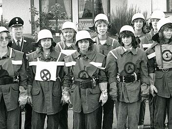 Die neun Damen der Feuerwehr-Frauengruppe Mannsflur im Jahr 1987.  Foto: Archiv