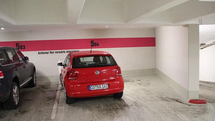 Hier ist Platz übrig. Vorgesehen ist, solche breiten Stellplätze als Familienparkplätze oder ähnliches auszuweisen.