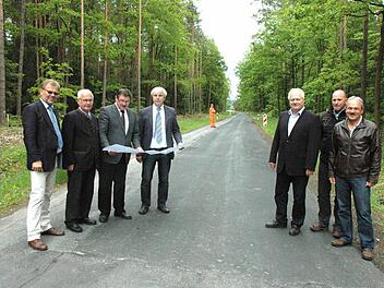 An der Nahtstelle zwischen Alt und Neu: Dritter Bürgermeister Werner Wunderlich, Landrat Rudolf Handwerker, Staatssekretär Gerhard Eck, Manfred Rott, Seniorchef Wolfgang Rützel, Bauleiter Stefan Fitz und Arnfried Schleicher von der Hildburghäuser Baufirma (von links) erklärten die Pläne zum Ausbau. Foto: Gerhard Schmidt