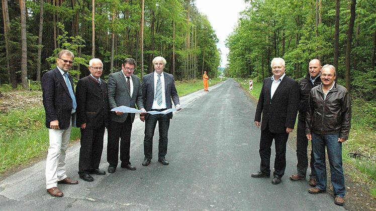 An der Nahtstelle zwischen Alt und Neu: Dritter Bürgermeister Werner Wunderlich, Landrat Rudolf Handwerker, Staatssekretär Gerhard Eck, Manfred Rott, Seniorchef Wolfgang Rützel, Bauleiter Stefan Fitz und Arnfried Schleicher von der Hildburghäuser Baufirma (von links) erklärten die Pläne zum Ausbau. Foto: Gerhard Schmidt